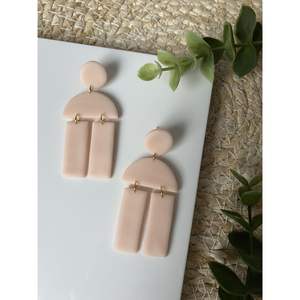 Boucles d'oreilles en résine haut de gamme, élégantes, faites à la main, avec des perles, pour les fêtes, les occasions décontractées, les tenues festives, durabilité longue durée - Product Image 4