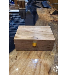 Boîte de rangement pour bijoux en bois de manguier écologique avec finition naturelle, couvercle à fermeture magnétique, design multifonctionnel, 10x10x7,5 cm - Product Image 1
