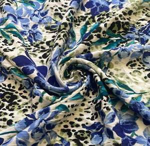 Tissu en coton floral léger et doux – Matière de qualité supérieure pour la confection de Kurti, de costumes, de chemises, de projets de couture DIY et de projets textiles - Product Image 3