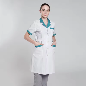 Blouse d'infirmière blanche tissée avec bordure turquoise, blouse médicale pour femmes, manches courtes, 3 poches, fermeture à boutons-pression - Product Image 2