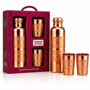 Coffret Cadeau Premium Artisanal : Bouteille d'Eau en Cuivre Pur et Ensemble de Deux Gobelets à Texture Rayée pour la Maison et le Bureau - Product Image 1
