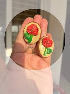 ต่างหูไม้รูปดอกกุหลาบทำมือ น่ารัก สีแดง เครื่องประดับไม้ลายดอกไม้สำหรับผู้หญิง - Product Image 1