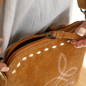 Vente en gros de sac à bandoulière en cuir véritable pour femmes, grande capacité, nouveau sac à bandoulière haut en daim noir - Product Image 6