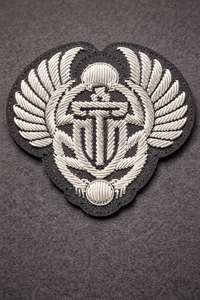 Patch brodé à la main en fil métallique 3D de luxe sur mesure, résistant à l'eau, respectueux de l'environnement, base en feutre de qualité supérieure - Product Image 4