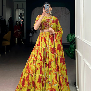 Ensemble Lehenga à imprimé floral jaune avec dupatta, tenue élégante pour les fêtes et les mariages, vêtements pour femmes, look de créateur haut de gamme - Product Image 2