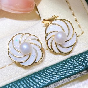 Boucles d'oreilles fines populaires, bijoux de luxe en perles d'eau douce naturelles avec clips d'oreille en forme de fleur et huîtres à perles - Product Image 1
