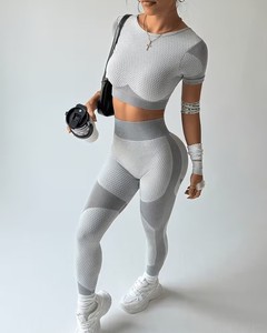 Conjunto Deportivo de 2 Piezas para Mujer, Sujetador Deportivo Sin Costuras con Espalda Cruzada y Leggings de Cintura Alta con Control de Abdomen, Ropa Deportiva Minimalista Sólida para Entrenamiento - Product Image 1