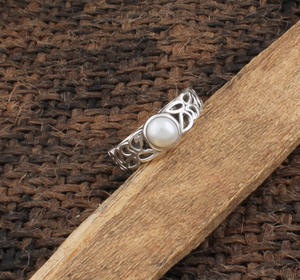 แหวนมุกน้ำจืดธรรมชาติสุดหรู เงินแท้ 925 มุกขาวเกรด AAA เงางาม แหวนหมั้นสำหรับผู้หญิง เครื่องประดับชั้นดี - Product Image 2