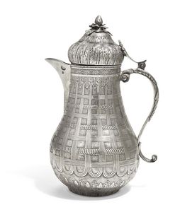 Ewer en laiton de style persan du XIXe siècle, argenté, avec multiples gravures figuratives et autres scènes sur le corps - marqué d'un sceau. - Product Image 1