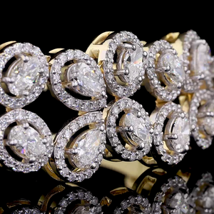Bracelet en or jaune poli avec maillons en diamant raffiné et halo de pierres en forme de poire et rondes, bijou de luxe pour occasions élégantes - Product Image 3