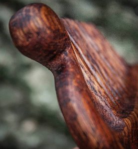 Peigne à barbe décoratif en bois fait main, sculpture rustique, pièce d'art pour la maison, pour collectionneurs, cadeau artistique - Product Image 6