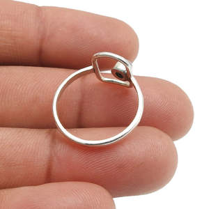 แหวนดีไซน์สวยงามสไตล์อาร์ตเดโคประดับด้วยพลอยมูนสโตนทรงกลมธรรมชาติหลากสี  ทำจากเงินแท้ 925 - Product Image 4