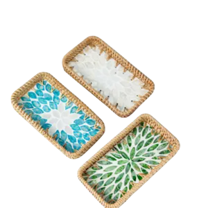 Plateau de service rectangulaire en rotin naturel fait main avec incrustation de nacre, plateau de rangement décoratif tissé pour la maison et les restaurants - Product Image 1