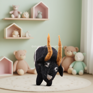Adorable poupée en feutre de yak noir pour la décoration des bébés et des enfants - Product Image 3