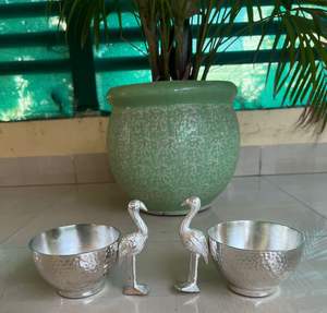 Juego de 2 Cuencos de Cristal Flamingo de Plata Alemana Hechos a Mano Colección Royal Look Aarna - Ideales para Bodas, Diwali y Eventos Corporativos - Product Image 3