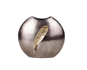 Florero de Metal con estilo moderno antiguo con jarrones decorativos nórdicos para Decoración de mesa de lujo para el hogar por Azora Industries - Product Image 1