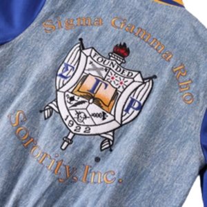 เสื้อแจ็คเก็ตยีนส์ Sigma Gamma Rho 1922 ปักลายเชนิลล์ เสื้อผ้าสตรีสำหรับชมรมนักศึกษากรีก คุณภาพพรีเมียม - Product Image 4