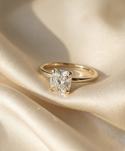 Bague de fiançailles solitaire pour femme en or jaune 18 carats avec diamant de laboratoire taille coussin de 1,54 ct et 4 griffes - Product Image 1