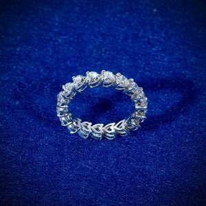 Anillo de Eternidad de Moissanita Blanca con Corte de Corazón, Banda Plateada con Incrustaciones, Joyería de Compromiso y Boda para Mujer - Product Image 4