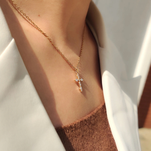 Collar con Colgante de Cruz Chapado en Oro de 18K para Mujer, con Cadena de Serpiente y Diamantes de Corte Baguette, Joyería Religiosa Clásica para Uso Diario - Product Image 1