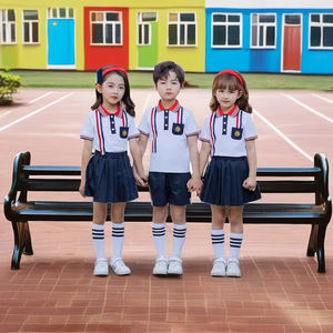 Uniforme Escolar de Verano al por Mayor para Primaria. Camisa Polo Blanca con Rayas y Falda/Shorts Plisados Azul Marino. Diseño Personalizado en Poliéster/Algodón ODM - Product Image 2