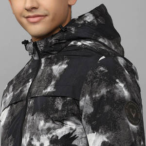 ผู้ผลิต OEM เสื้อแจ็คเก็ตพัฟเฟอร์ผู้ชายพิมพ์ลายแบบซับลิเมชั่นทันสมัย ผ้าฝ้ายผสมโพลีเอสเตอร์ เสื้อแจ็คเก็ตพัฟเฟอร์กันลมสำหรับผู้ชาย กำลังเป็นที่นิยม - Product Image 6
