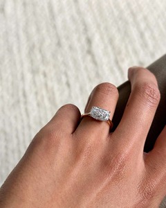 Anillo de compromiso y boda de oro de 14K bicolor con diamante solitario de 2.45 ct talla cojín cultivado en laboratorio, banda de catedral y cesta inferior. - Product Image 3