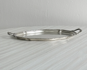 Bandeja Decorativa Ovalada con Acabado Plateado Pulido, Asas Laterales de Doble Fundición, Borde Floral en Relieve, Plato para Servir para Decoración del Hogar y Hoteles - Product Image 1