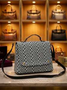 Bolso Tote Jacquard con Estampado Geométrico en Blanco y Negro Pintado a Mano por Elite Craft Studio, Forro de Poliéster, Cadenas, Bolso Cruzado para Mujer con Solapa - Product Image 1