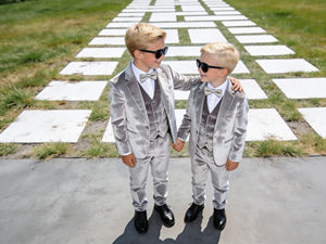 Costume de smoking en velours argenté pour garçons, ensemble 3 pièces – Blazer, gilet et pantalon formels avec nœud papillon |   Tenue de mariage et de fête pour enfants - Product Image 2