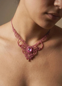 Collier ras du cou en macramé rose fait main, micro-collier mystique avec perles dorées, bijoux bohèmes tendance unisexe HARI OM - Product Image 2