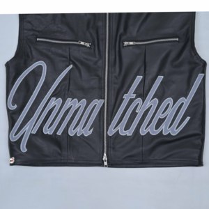 Gilet sans manches en cuir PU pour homme, col en V, fermeture éclair sur le devant, imprimé lettres, style motard, vêtement d'extérieur pour l'automne avec logo personnalisé - Product Image 6