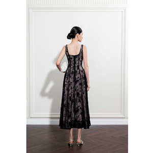 พร้อมส่ง ชุดเดรสลำลองทันสมัย MIREILLE A-LINE LONG DRESS ทรงเอไลน์ กระชับพอดีตัว ลายลูกไม้ ดีไซน์หรูหรา ชุดเดรสยาวปานกลางสำหรับผู้หญิง สไตล์ลำลอง - Product Image 3