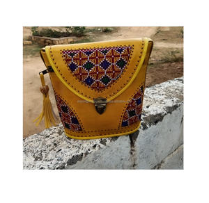 Sac de messager en cuir perlé bohème fait à la main de créateur pour femmes à la mode fronde indienne pour soirée Shopping fête géométrique - Product Image 2
