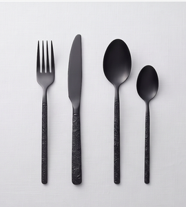 Ensemble de couverts minimalistes noir mat avec poignées texturées, compatibles lave-vaisselle, en métal, pour mariage et usage quotidien - Product Image 1