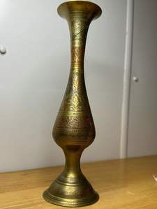 Jarrón decorativo de latón con acabado antiguo, perfecto para interiores de casas de lujo y arreglos florales. - Product Image 3