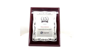 Proveedor Indio Regal Incorporation, Elegante Placa de Metal Plateada con Grabado Atemporal, Ecológica - Product Image 4