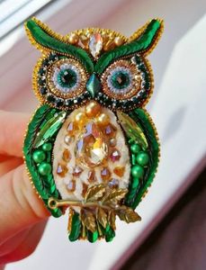 Broche de Diseño Exclusivo Hecho a Mano con Bordado y Cuentas para Abrigos, Bolsos, Sombreros y Bufandas, Broche Artístico con Bordado y Cuentas - Product Image 4