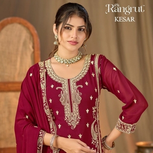 Ensemble de costume palazzo en georgette brodée de motifs floraux, avec de riches broderies, est un élégant ensemble ethnique conçu pour les réceptions. - Product Image 1