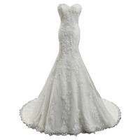 Robe de mariée sirène élégante et moderne avec dentelle, volants brodés, col en V, manches courtes et traîne chapelle pour les mariées