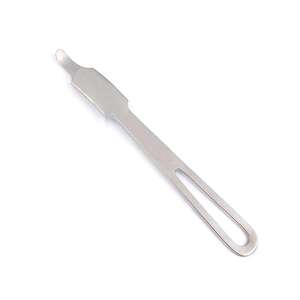 Retractor de Rodilla Manual con Palanca Ósea, Curvo 180 Grados, Punta Cónica de 10.12 Pulgadas, Ancho de 4mm, Instrumento Quirúrgico Hohmann - Product Image 1