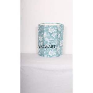 Poubelle en carton DIY à motifs floraux imprimés à la main sur tissu de coton bleu ciel : un projet amusant et créatif pour décorer une maison - Product Image 1