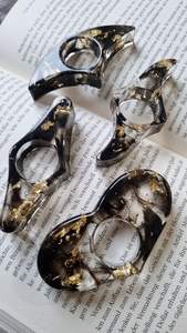 Porte-page en résine artisanale |   Lecteur de livre confortable pour le pouce et les doigts, pour une lecture à une main - Product Image 6