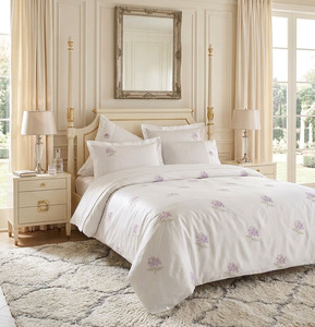 Parures de lit personnalisées en gros avec broderie d'hortensias violets, en coton blanc, lavables en machine, pour la maison, l'hôtel et les mariages - Product Image 1
