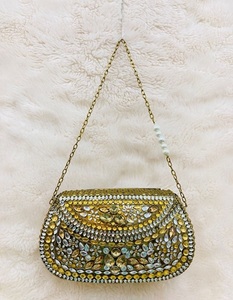 Bolso de Mano Ovalado de Latón Hecho a Mano, Estilo Kundan, Dorado, para Bodas Indias, Tradicional, con Mosaico de Vidrio, Feng Shui, Glamuroso - Product Image 1