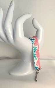 Pulsera de cuentas hecha a mano con patrón rosa, azul y verde, regalo de joyería exquisito y moderno - Product Image 1