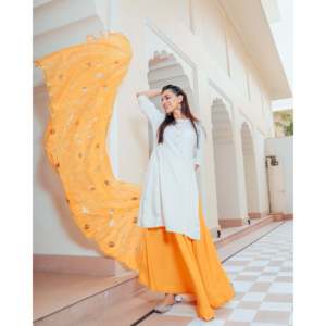 Ensemble de costume en mousseline de soie blanche taille XS avec travail Sikhiya Gotta, confortable et élégant - Product Image 1