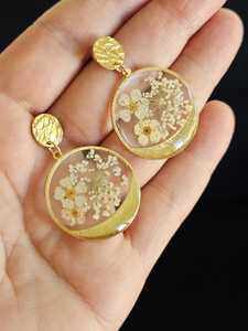 Pendientes Delicados de Resina con Flores Secas, Redondos, Dorados, Modernos, Glaseados, Hechos a Mano, Inspirados en la Naturaleza, Joyería de Diseño, Regalo para Mujer, Artesanía - Product Image 3