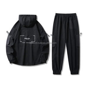 Ropa de lluvia con cremallera de moda OEM ODM Traje cortavientos para exteriores 2 piezas Zip Up Hombres bolsillo de carga Conjunto de chándales cortavientos - Product Image 4