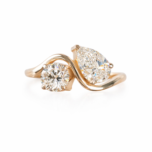 Anillo Toi Et Moi con Diamante Cultivado en Laboratorio de Corte Pera y Redondo de 0.85ct, Oro Amarillo de 14K, Anillo de Dos Piedras, Anillo de Compromiso, Banda Curva en Forma de Ola - Product Image 1